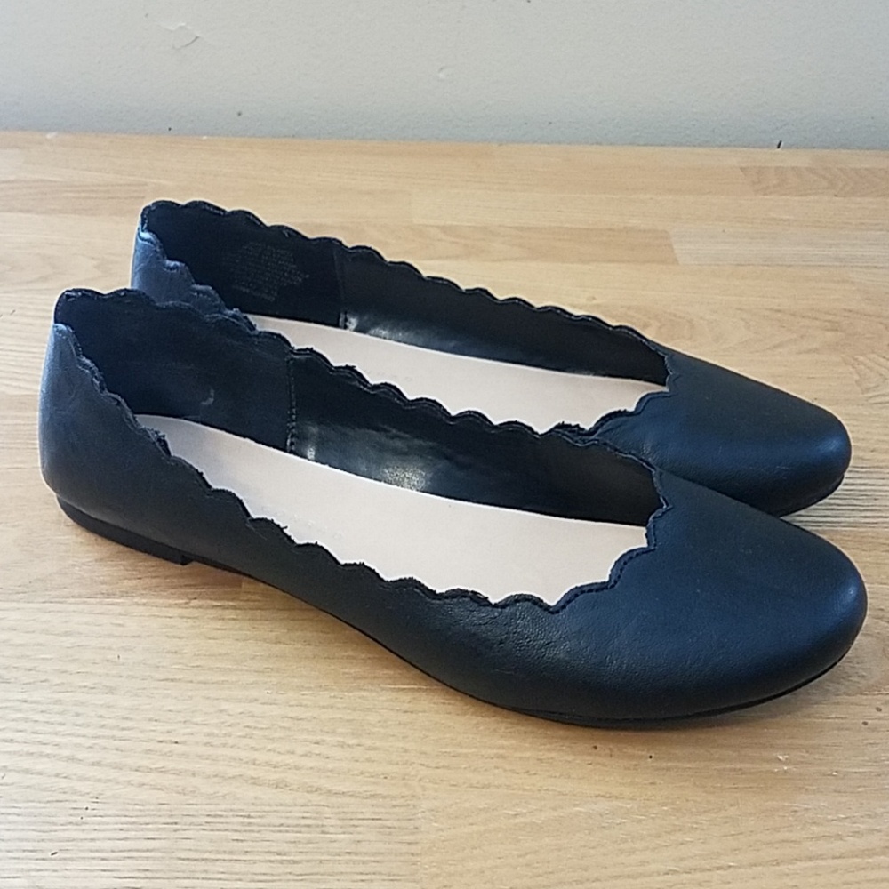 Lauren Conrad Black Faux Leather Scalloped Flats